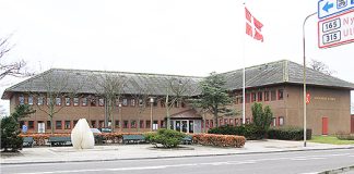 Kerteminde Rådhus med flag