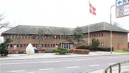 Kerteminde Rådhus med flag