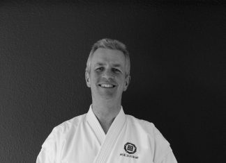 Kresten dyrker karate som en alternativ kunstart
