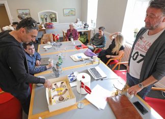 Farshad Kholgi blev 50, da revyen rykkede til Kerteminde