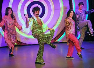 Sjov Kerteminderevy med mange højdepunkter