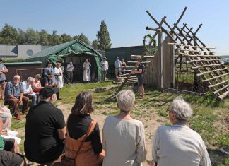 Rejsegilde på de første huse i vikingelandskabet