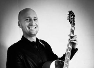 Lokalt bysbarn finder guitaren frem