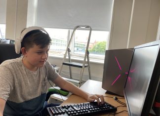 I Langeskovhallen skinner juli-solen på en computerskærm