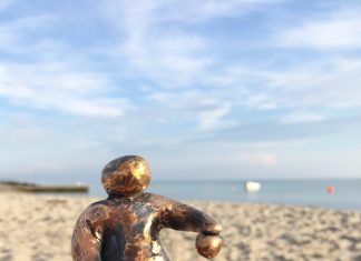 Bronzefigurer og papirmalerier i Galleri KiK