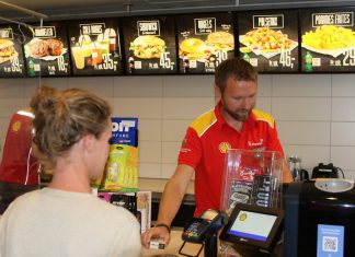 Direktøren afløser eleven i dag