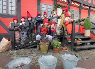 Farvergårdens nisse fik besøg fra børnehaver