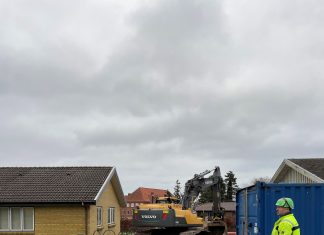 – Vores hus ser godt nok lille ud ved siden af de store gravemaskiner