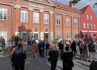 Kendte personer flokkedes ved premieren på Kerteminderevyen