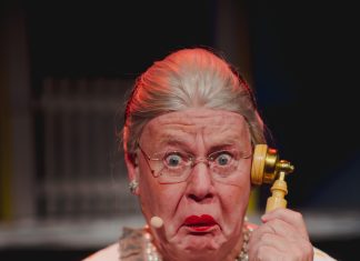 Forrygende festlig revy!