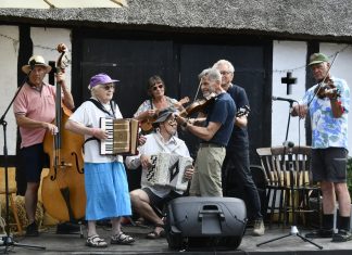 Succesen bliver gentaget: Folkemusik på kajen