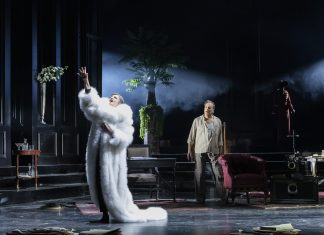 Blændende Tammi Øst i Sunset Boulevard