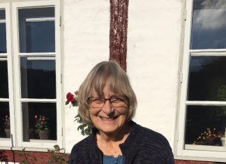 Folk mødes i hyldestsang
