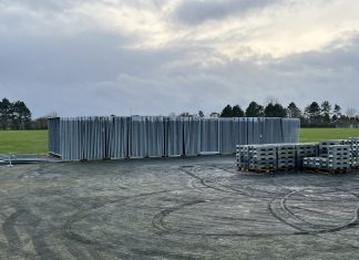 Det tog et halvt år – nu er hegnet fjernet