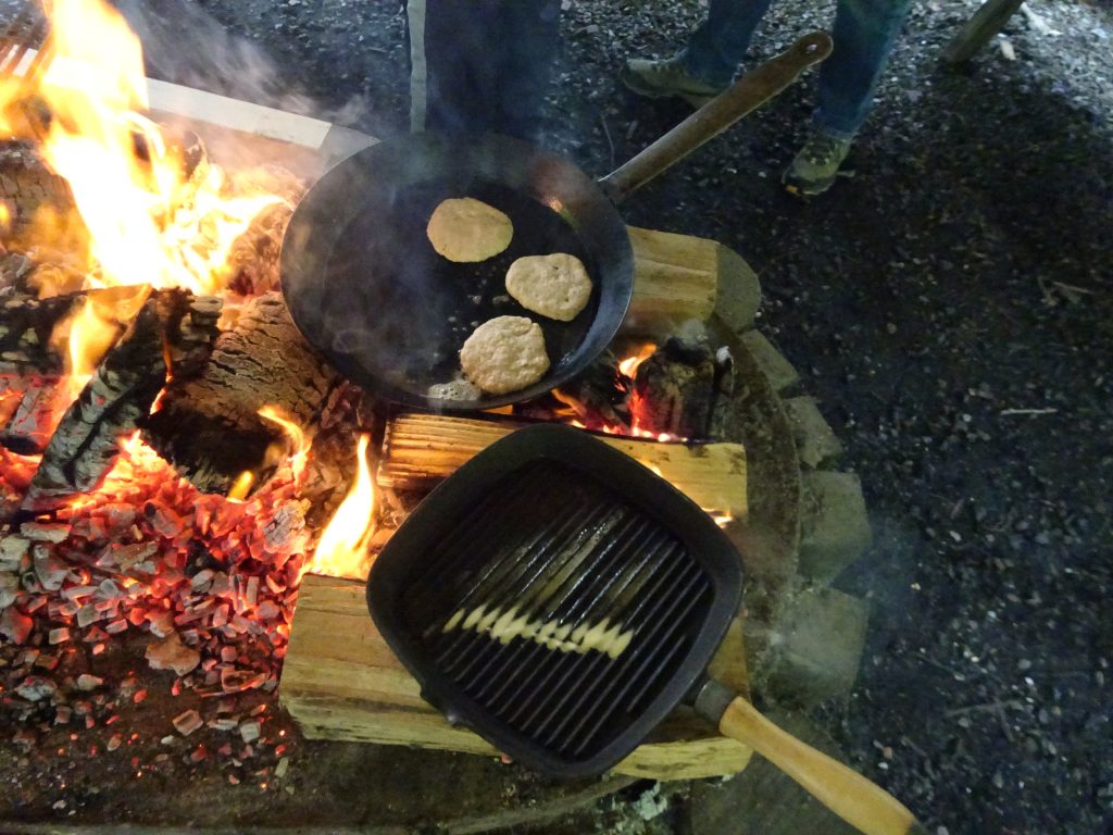4 Mad på bål i gode gløder
