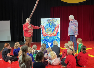 Cirkus Flik-Flak modtager særlig gave fra kunstnerpar under forårsforestilling