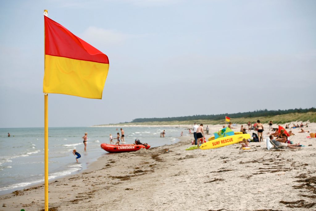 Livredderflag i strandkanten