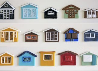 45 af badehuse fra Sydstranden udstilles i glas på Galleri KIK Foto: Emil Christiansen