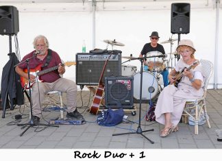 Rock Duo spiller musik på marinaen