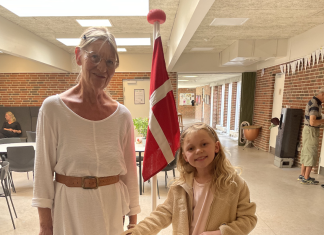 Bedstemor og barnebarn går til familiekursus i husflid sammen
