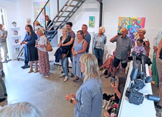 Fest og farver ved indendørs havefest hos Galleri Milo