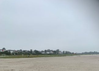 Det flotte sensommervejr kom bag på Kerteminde Kommune, så skraldespandene på Nordstranden flød over