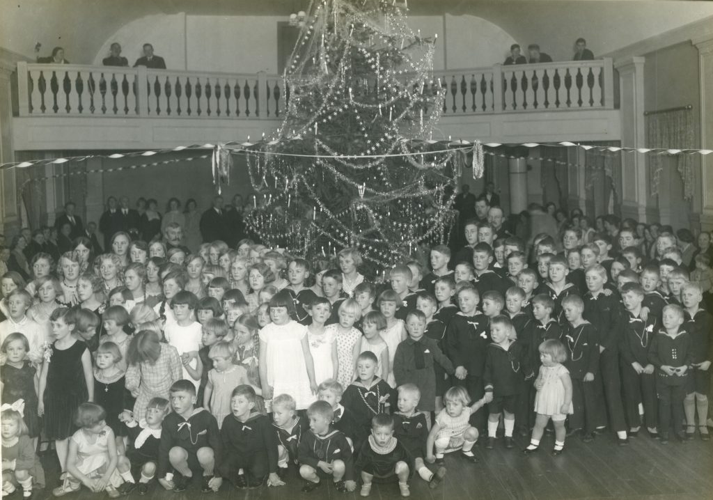 Håndværkerforeningens Juletræsfest 1929 I Salen På Tornøes Hotel