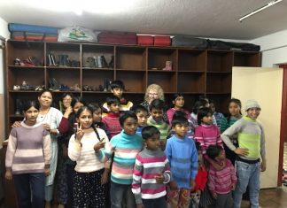Børnehjem i Nepal fik glæde af hjemmestrik fra Kerteminde Nepalbørn I Nyt Tøj