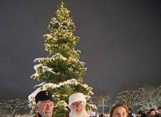 Julemanden ankommer i turbåd til Munkebo fredag eftermiddag Julemanden I Munkebo 2023 (7)