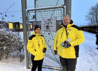 Natteravnene uddelte slik og cykellygter på udvalgte skoler: Bliver et tilbagevendende arrangement, siger formand Natteravnene