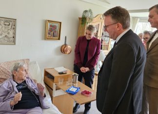 Marie på 93 fik fornemt ministerbesøg på sin stue 20240126 140817