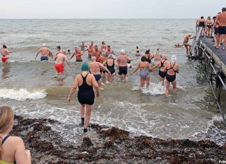 Det store kolde gys i strid pålandsvind Vinterbadning 2024 (12)
