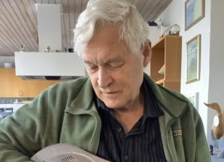 Lørdagscafé i biografen med digte og musik Eigil Nikolajsen. Foto: Lucy Bergstrøm