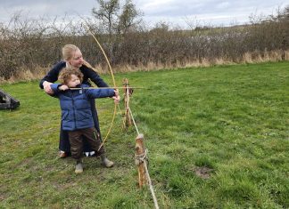 Frederik og Otto holder påskeferie blandt kampklædte krigere 20240325 130247