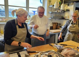 Madglade amatører på kokkeskole hos profferne på Rudolf Mathis 20240327 140505