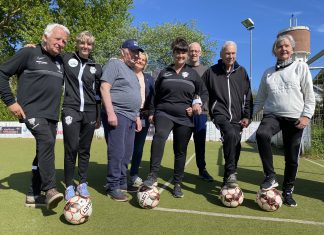 Kerteminde Boldklubs demenshold dribler demensugen i gang Holdbillede