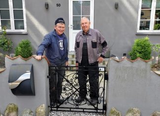 Kingo og Johannes har smedet en ny havelåge og gjort Lene glad igen Attach1 (3)