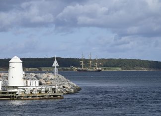 Skoleskib aflagde uventet besøg på reden ud for nordstranden Dsc3682