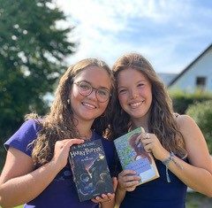 Unge læsere og musikere kan opleves ved lørdagscafé i oktober Mille Og Aurora