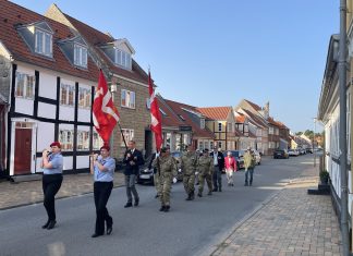 Veteraner samledes til flagdag under den blå september-himmel Image00005