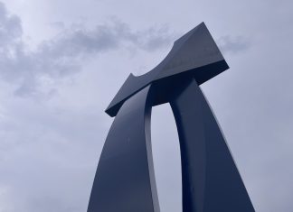 Munkebo-skulptur fremstår nu igen flot blå og blank Munkebo2