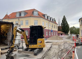 Kloakarbejde midt i byen forsinket Kloakarbejde