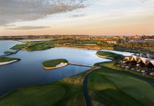 Golfturister skal parkere vest for byen og tage shuttlebusser derfra Great Northern