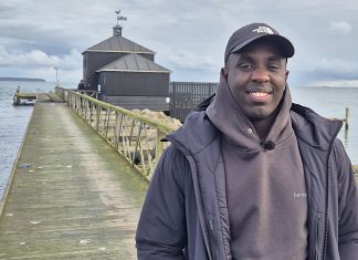 Nu kan du sidde hjemme i sofaen og se Melvin vinterbade Melvin Kakooza