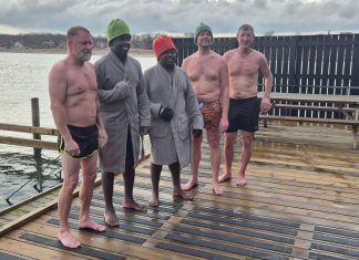 TV 2’s Melvin i Kerteminde for at vise onkel fra Uganda danske vinterbadere Melvin Kakooza Og Onkel Brian, Medlemmer Af Kerteminde Vinterbadeklub