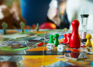 Brætspilscafé og toast på biblioteket efter skoletid Brætspilcafé. Foto Adobe