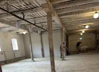 Lundsgaard indvier rustik bygning med nyt gulv og udstilling Img 8217