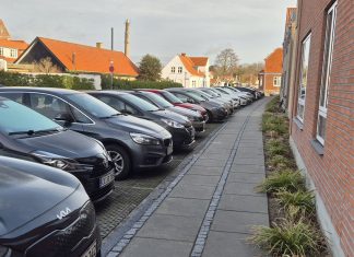 Bilerne vandt over træerne på Strandvejen Strandvejen Parkering Ingen Træer