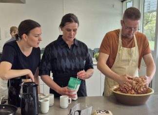 Ansatte i kommunens afdeling for Teknik, Klima og Byudvikling laver klimavenlig mad til deres chefer Klimahandledag 1