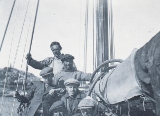 Grønlands-ekspedition beværtet i bygder med ryper og rødvin 1 ekspeditionen ombord på angut. foto aage nissen, seminariet i nuuk. johannes larsen museets arkiv. (1)
